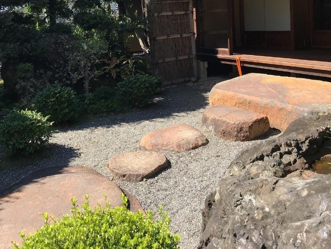 鞍馬石「靴脱石」 鞍馬石「靴脱石」